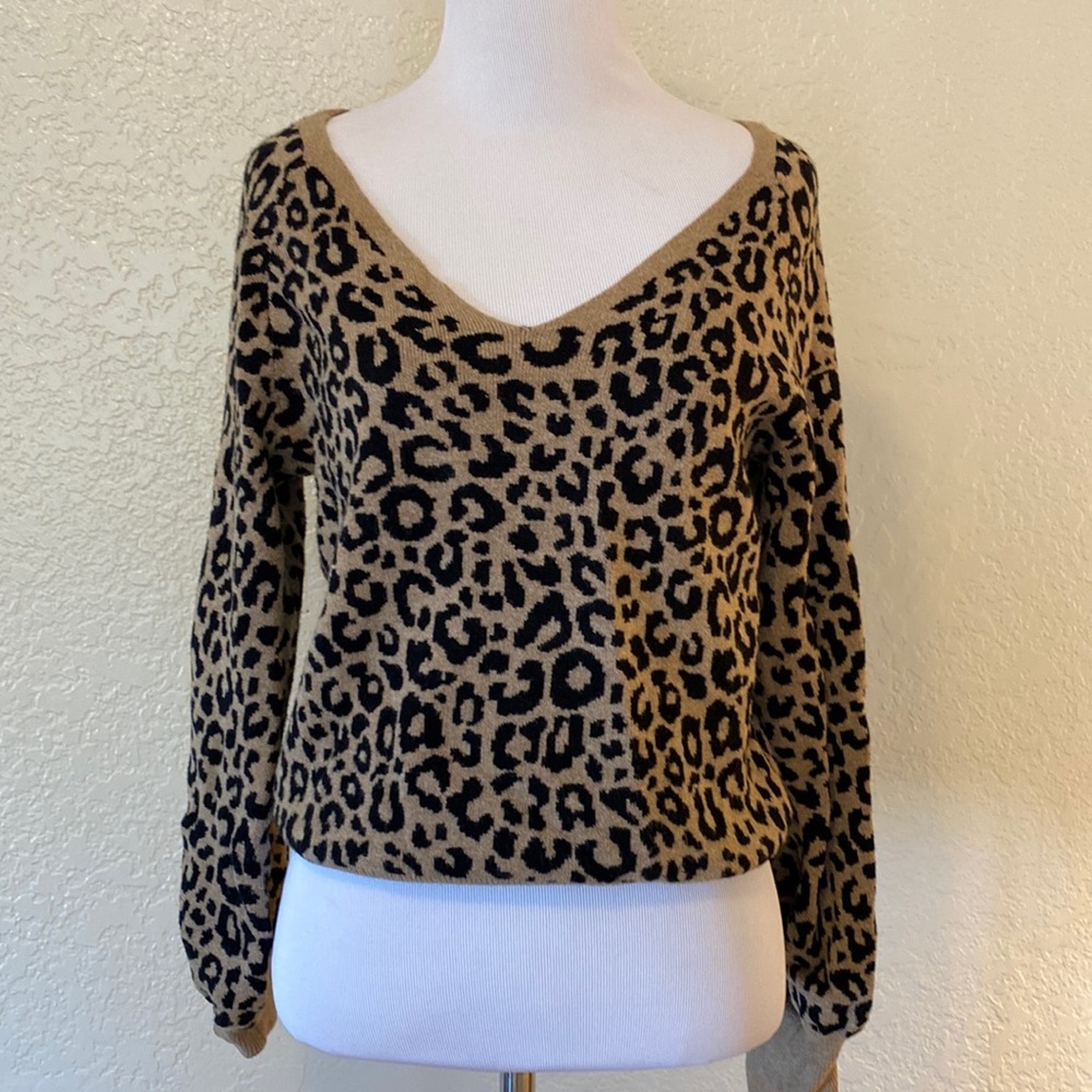 Deep V neck sweater animal print
